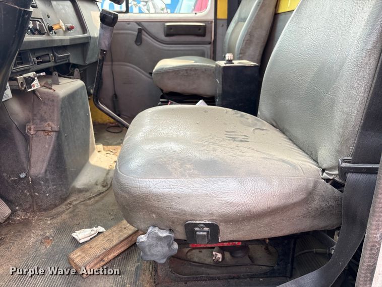 image for item EF1278 1996 International 4900 fuel / lube truck