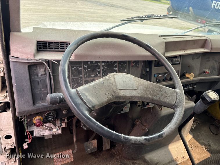 image for item EF1278 1996 International 4900 fuel / lube truck