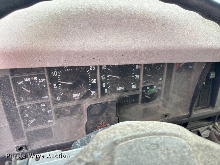 image for item EF1278 1996 International 4900 fuel / lube truck
