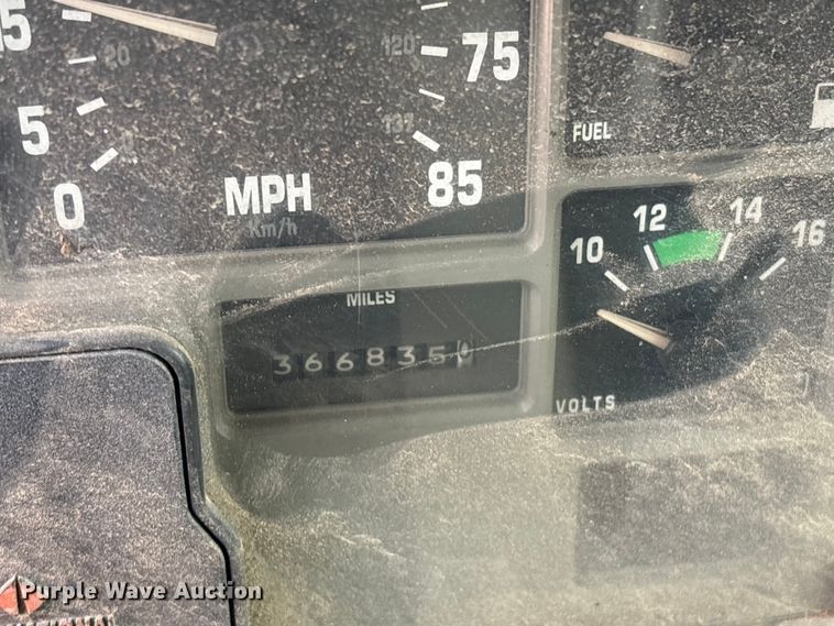 image for item EF1278 1996 International 4900 fuel / lube truck