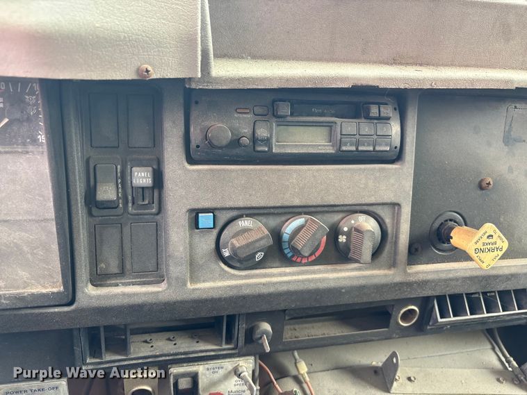 image for item EF1278 1996 International 4900 fuel / lube truck