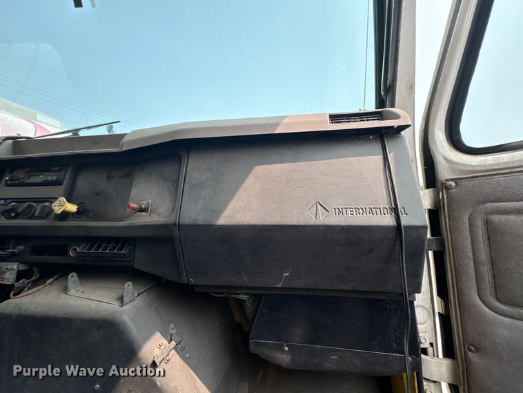 image for item EF1278 1996 International 4900 fuel / lube truck