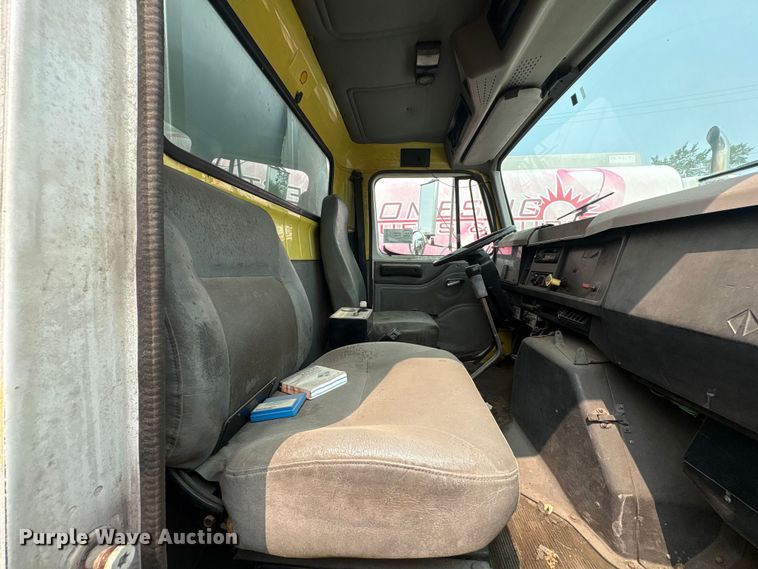 image for item EF1278 1996 International 4900 fuel / lube truck