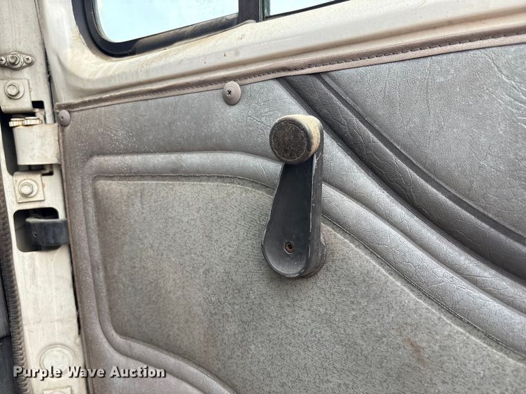 image for item EF1278 1996 International 4900 fuel / lube truck