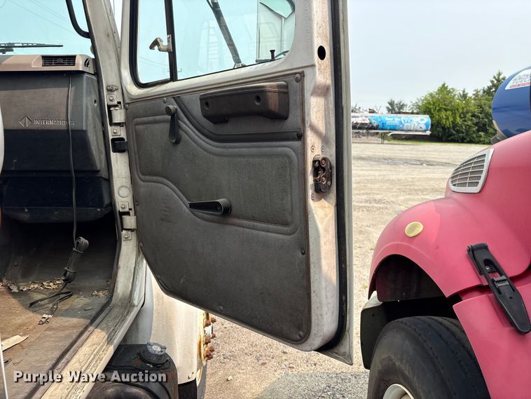 image for item EF1278 1996 International 4900 fuel / lube truck