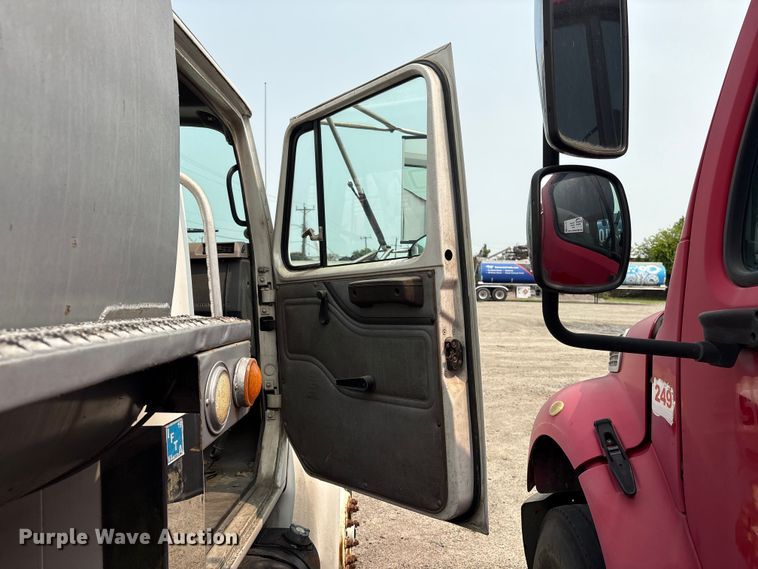 image for item EF1278 1996 International 4900 fuel / lube truck