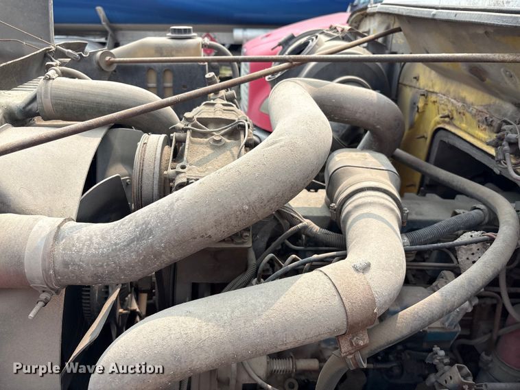 image for item EF1278 1996 International 4900 fuel / lube truck