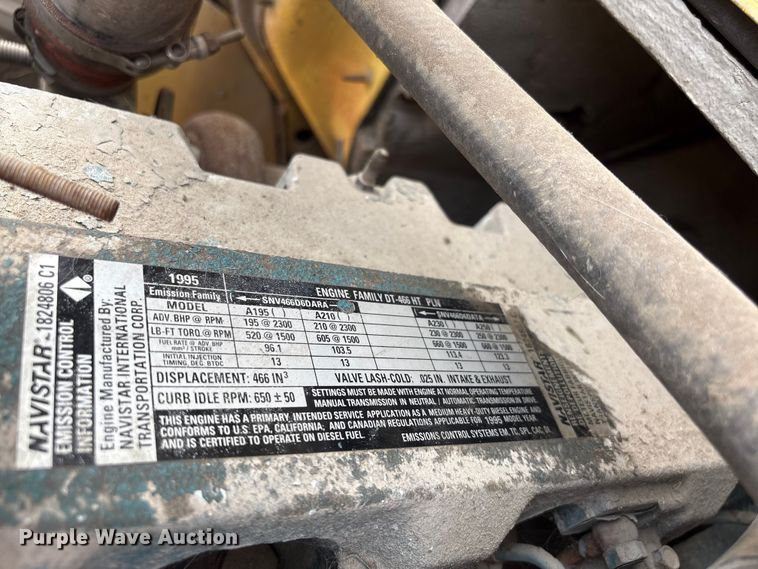image for item EF1278 1996 International 4900 fuel / lube truck