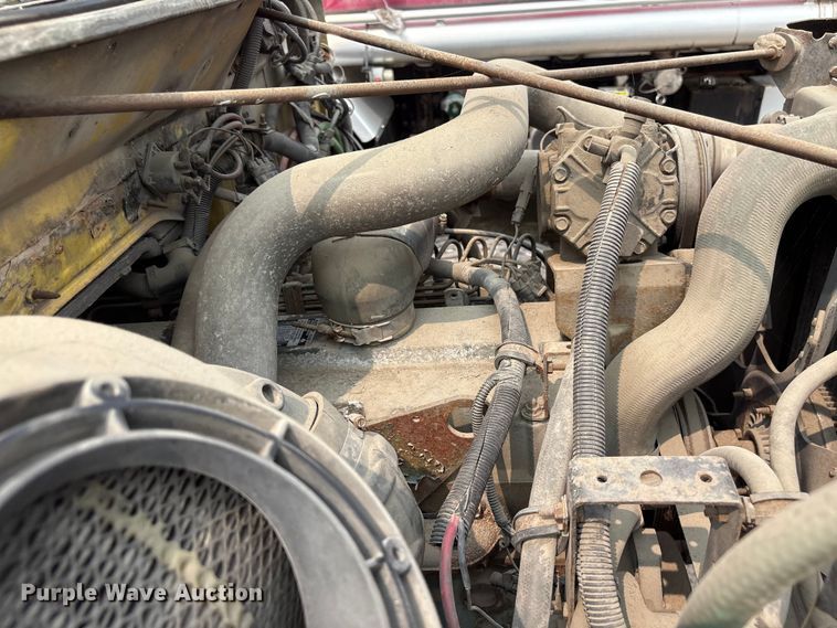 image for item EF1278 1996 International 4900 fuel / lube truck