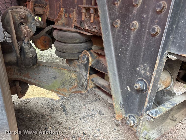 image for item EF1278 1996 International 4900 fuel / lube truck