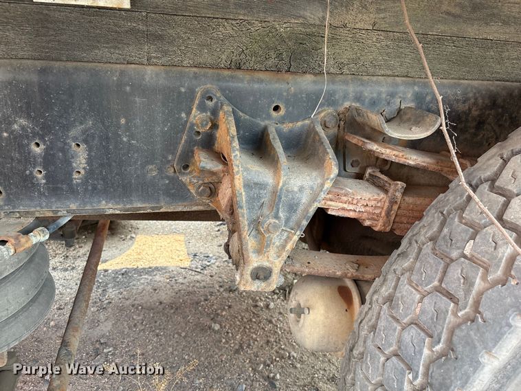 image for item EF1278 1996 International 4900 fuel / lube truck