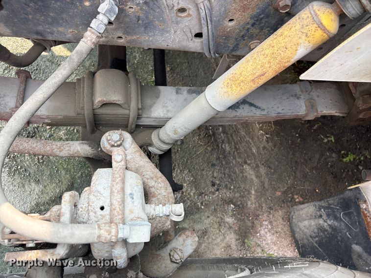 image for item EF1278 1996 International 4900 fuel / lube truck