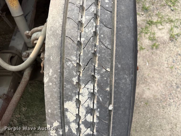 image for item EF1278 1996 International 4900 fuel / lube truck