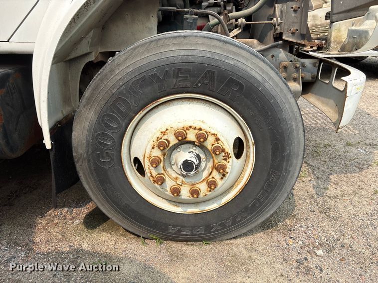 image for item EF1278 1996 International 4900 fuel / lube truck