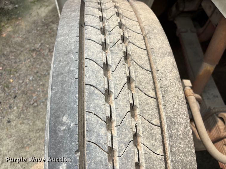 image for item EF1278 1996 International 4900 fuel / lube truck