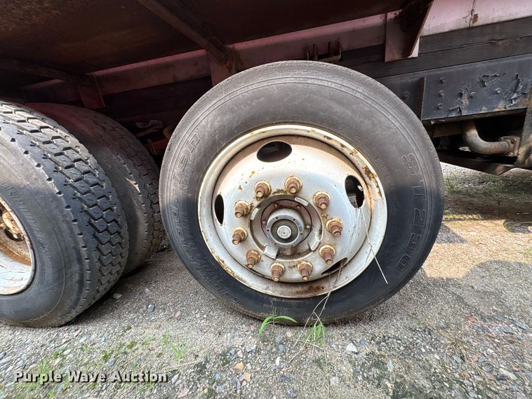 image for item EF1278 1996 International 4900 fuel / lube truck