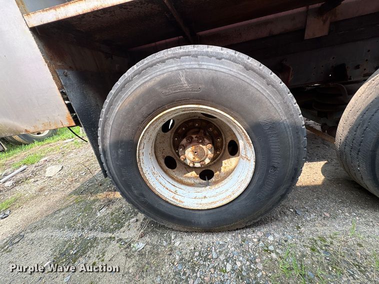 image for item EF1278 1996 International 4900 fuel / lube truck