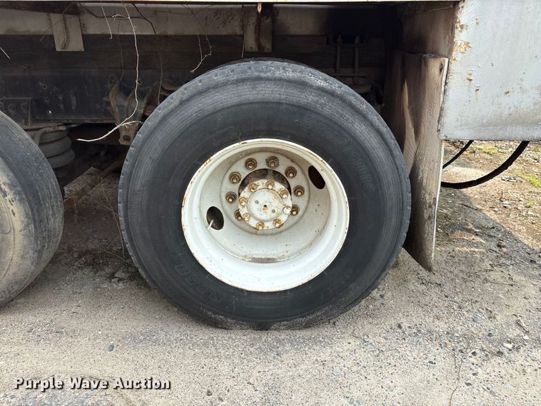image for item EF1278 1996 International 4900 fuel / lube truck