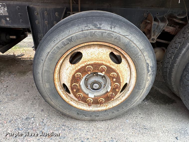 image for item EF1278 1996 International 4900 fuel / lube truck