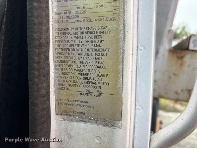 image for item EF1278 1996 International 4900 fuel / lube truck