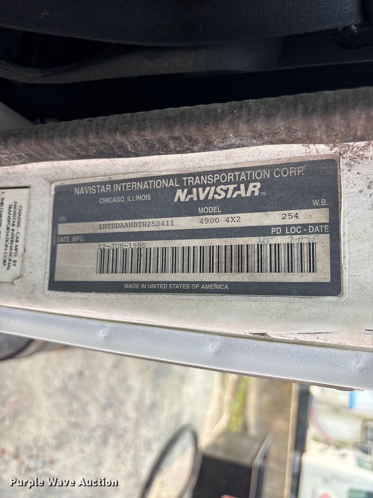 image for item EF1278 1996 International 4900 fuel / lube truck
