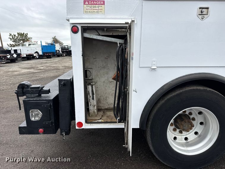 image for item EG8837 1991 International 4600 utility / service truck
