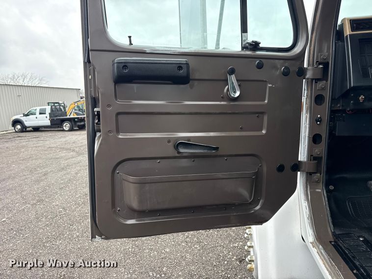 image for item EG8837 1991 International 4600 utility / service truck