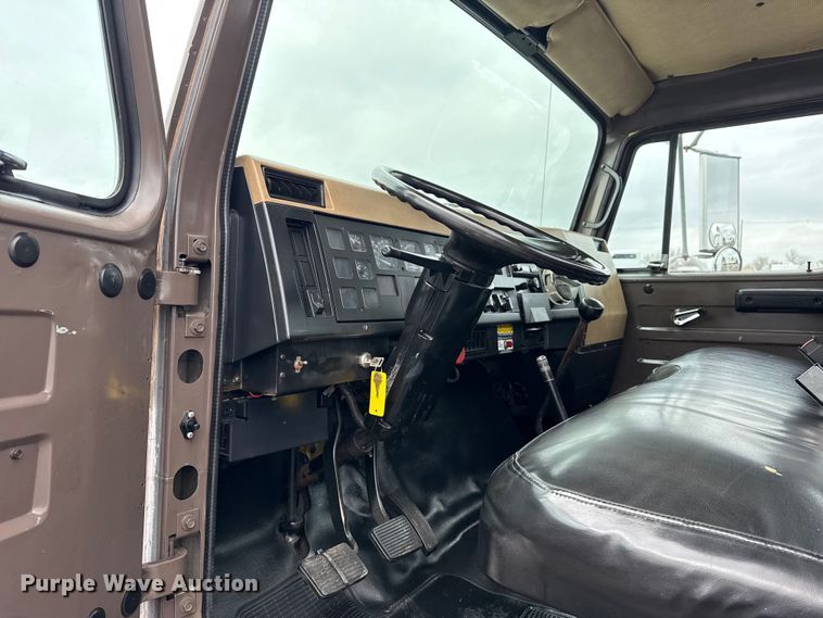 image for item EG8837 1991 International 4600 utility / service truck
