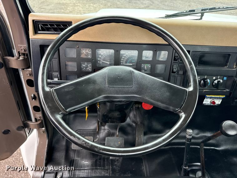 image for item EG8837 1991 International 4600 utility / service truck