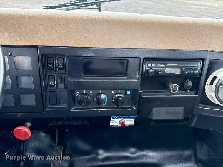 image for item EG8837 1991 International 4600 utility / service truck