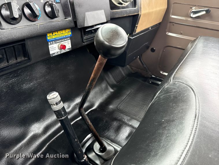 image for item EG8837 1991 International 4600 utility / service truck
