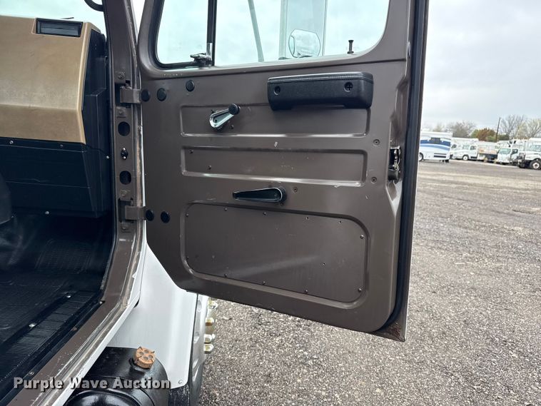 image for item EG8837 1991 International 4600 utility / service truck