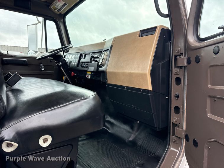 image for item EG8837 1991 International 4600 utility / service truck