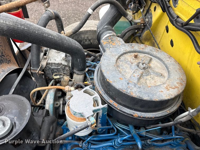 image for item EG8837 1991 International 4600 utility / service truck
