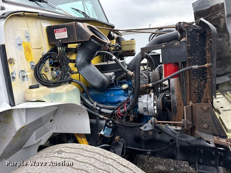 image for item EG8837 1991 International 4600 utility / service truck