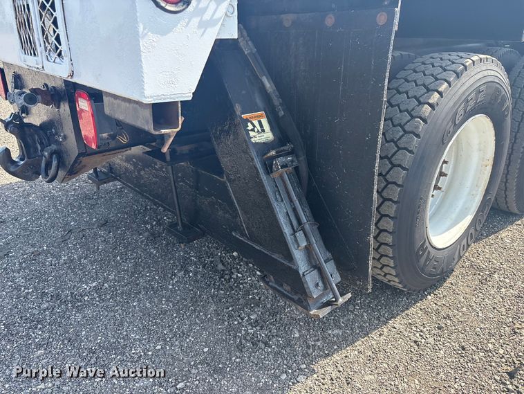 image for item EG8873 2013 Freightliner 114SD crane truck