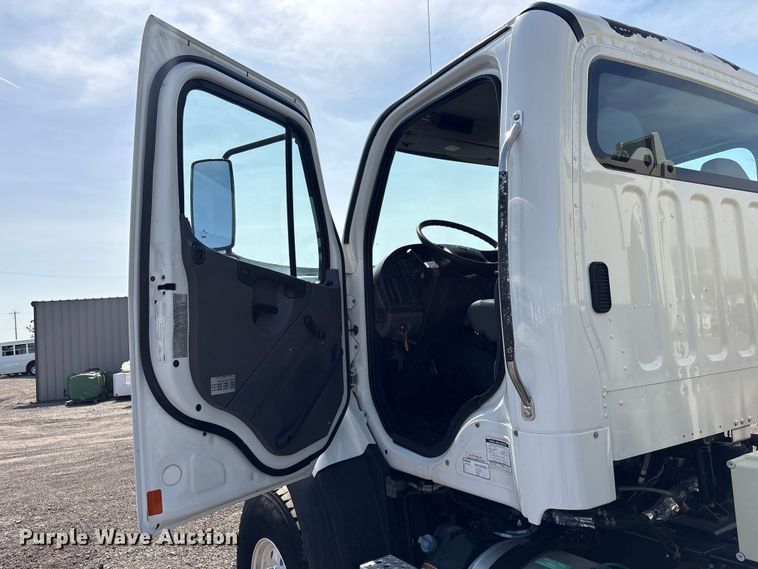 image for item EG8873 2013 Freightliner 114SD crane truck