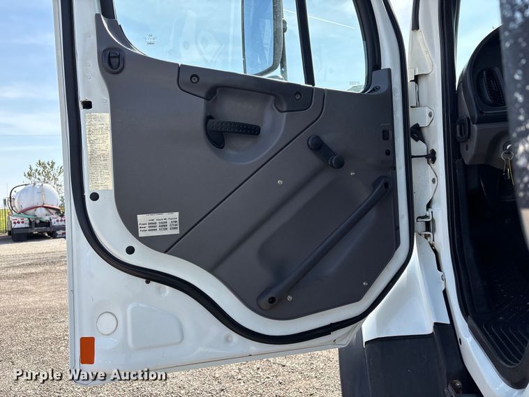 image for item EG8873 2013 Freightliner 114SD crane truck
