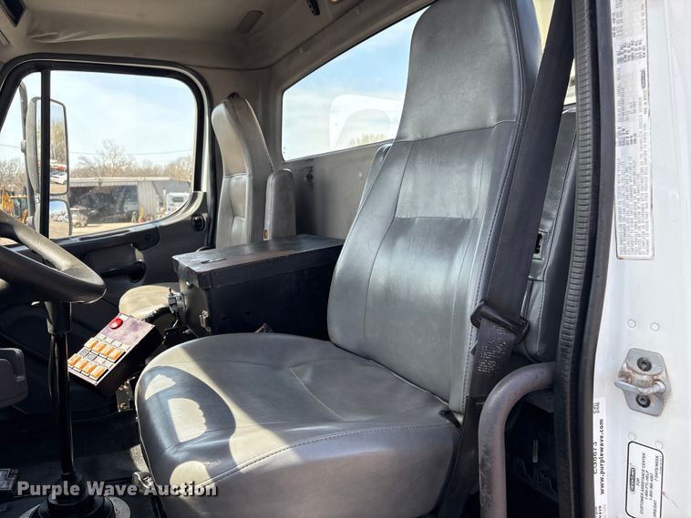 image for item EG8873 2013 Freightliner 114SD crane truck