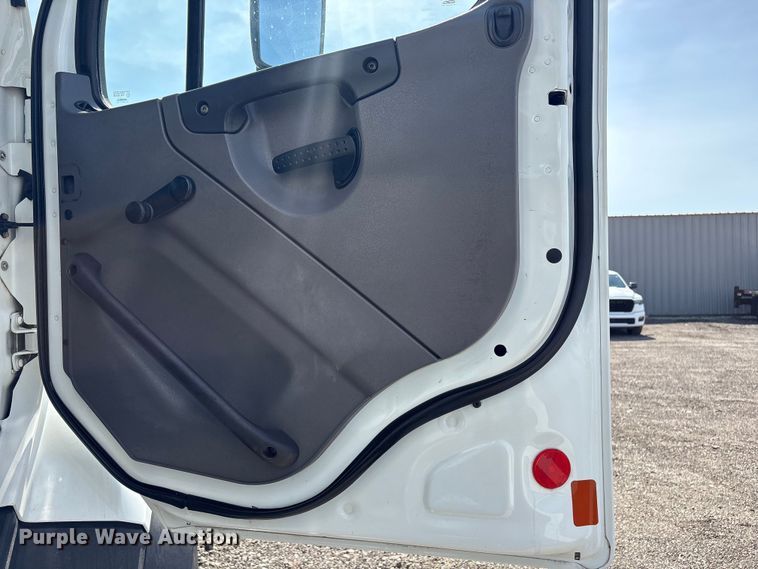 image for item EG8873 2013 Freightliner 114SD crane truck