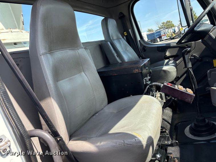image for item EG8873 2013 Freightliner 114SD crane truck