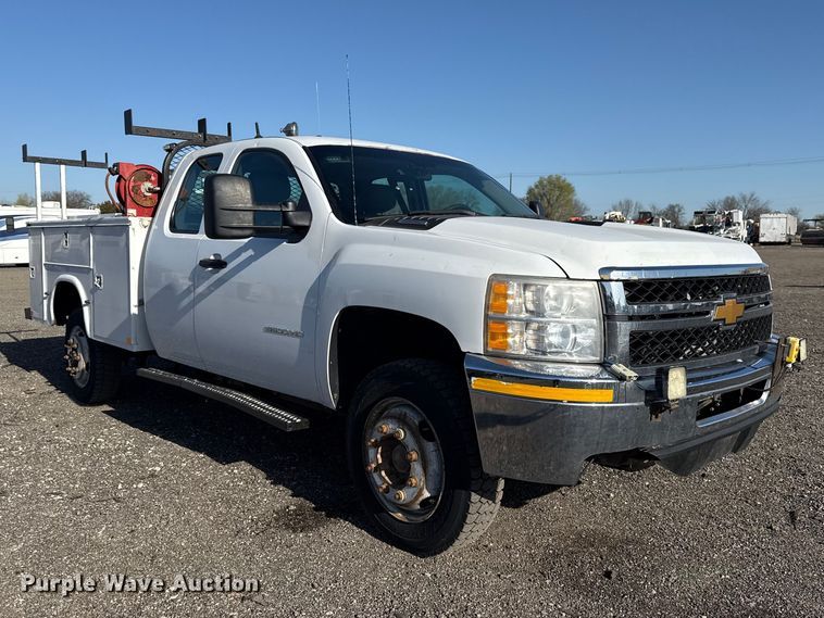 image for item EG8883 2013 Chevrolet 3500HD Ext. Cab utility bed pickup truck