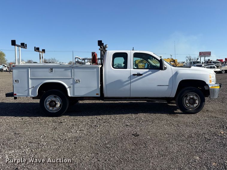 image for item EG8883 2013 Chevrolet 3500HD Ext. Cab utility bed pickup truck