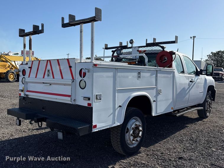 image for item EG8883 2013 Chevrolet 3500HD Ext. Cab utility bed pickup truck