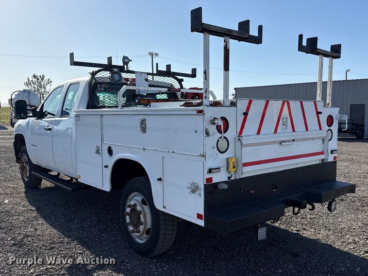 image for item EG8883 2013 Chevrolet 3500HD Ext. Cab utility bed pickup truck