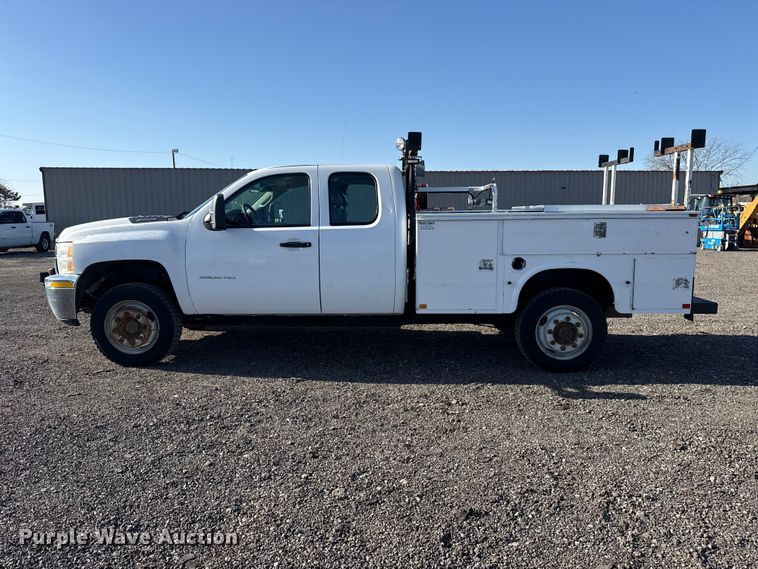 image for item EG8883 2013 Chevrolet 3500HD Ext. Cab utility bed pickup truck