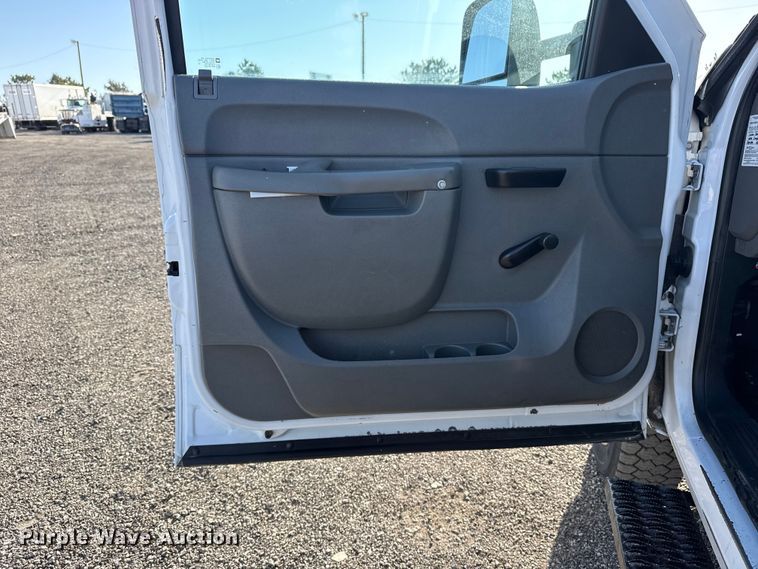 image for item EG8883 2013 Chevrolet 3500HD Ext. Cab utility bed pickup truck