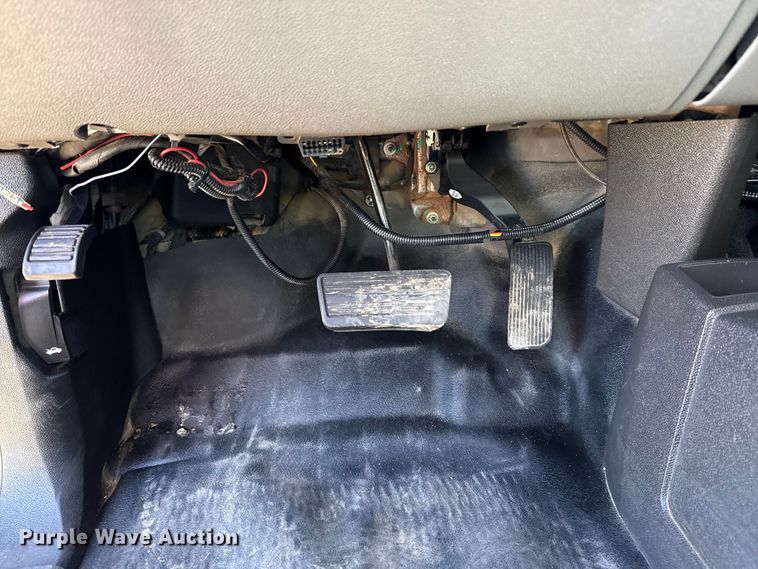 image for item EG8883 2013 Chevrolet 3500HD Ext. Cab utility bed pickup truck
