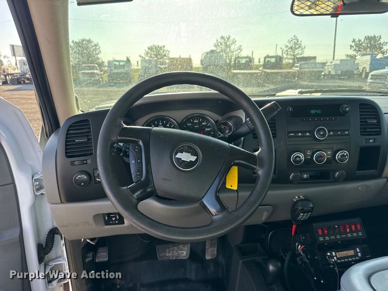 image for item EG8883 2013 Chevrolet 3500HD Ext. Cab utility bed pickup truck
