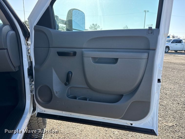 image for item EG8883 2013 Chevrolet 3500HD Ext. Cab utility bed pickup truck
